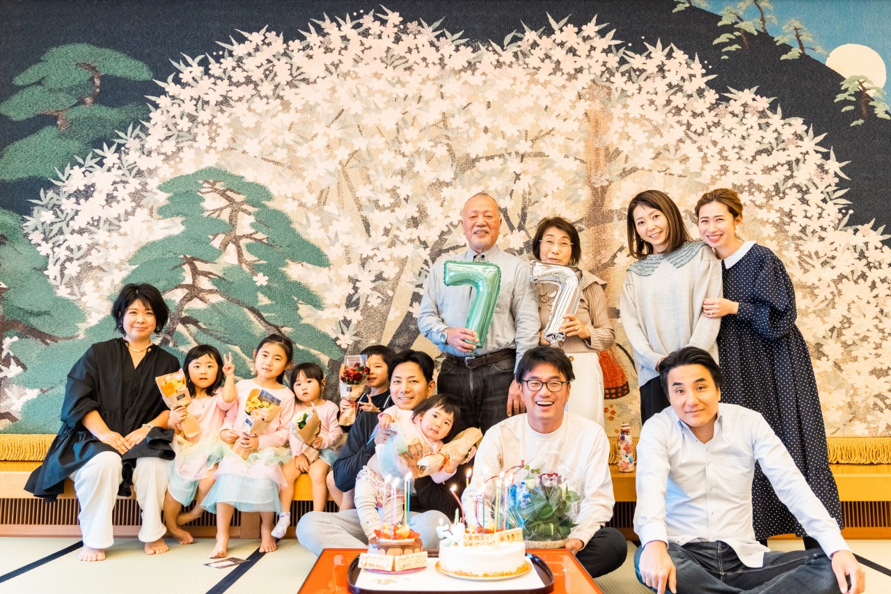 長寿祝い・還暦祝いの出張撮影｜家族写真を自宅・料亭・ホテルで 