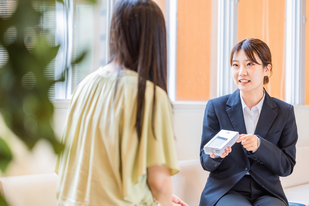 大阪 採用写真 仕事風景|カウンターでの接客・案内(採用サイト用)