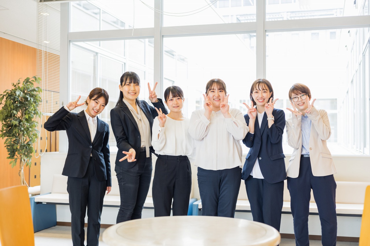 大阪 採用写真 集合写真|若手メンバーの笑顔ショット(採用サイト用)