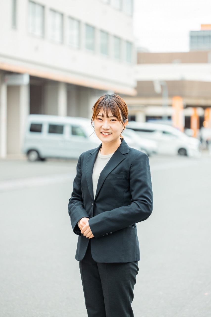 大阪 採用写真 社員|女性 胸上 屋外背景(採用サイト用)