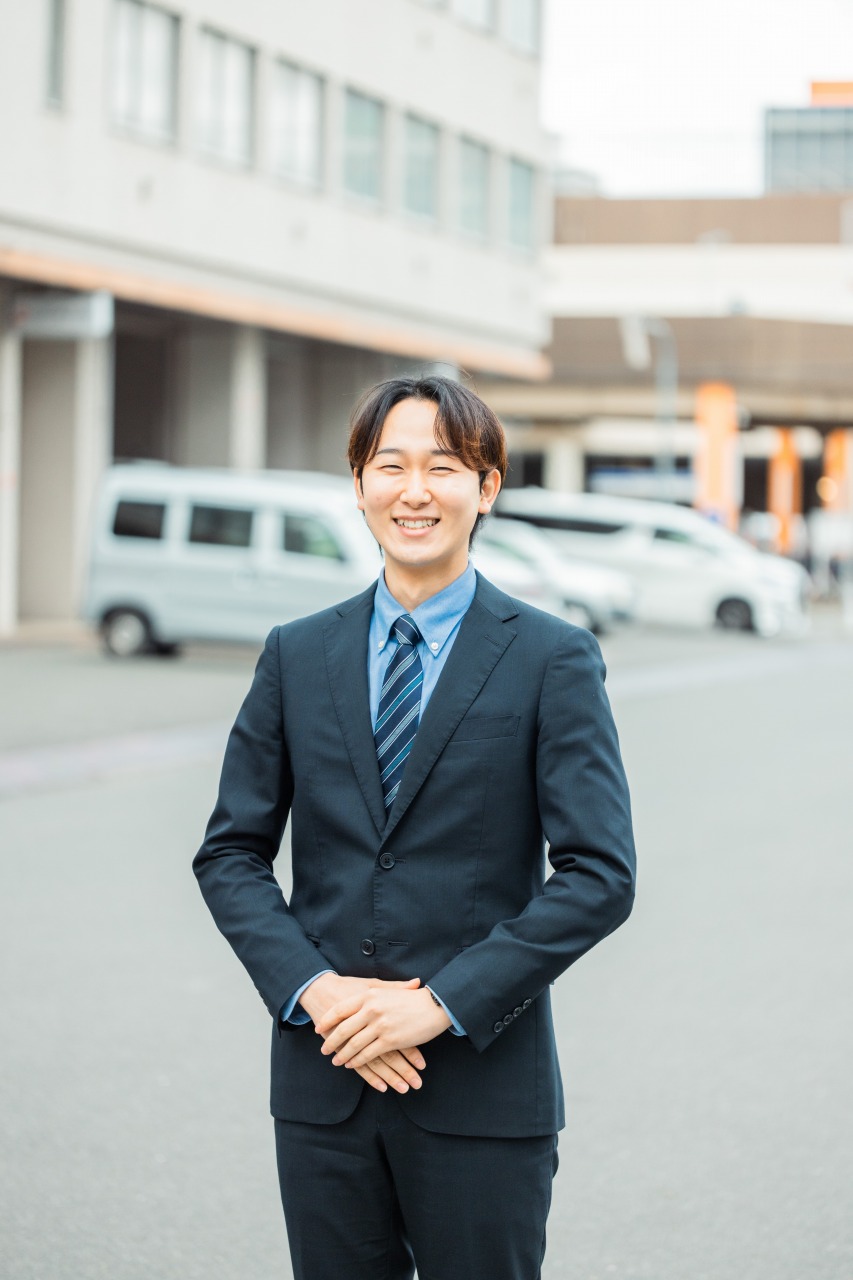 大阪 採用写真 社員ヘッドショット|男性 胸上 屋外背景(採用サイト用)
