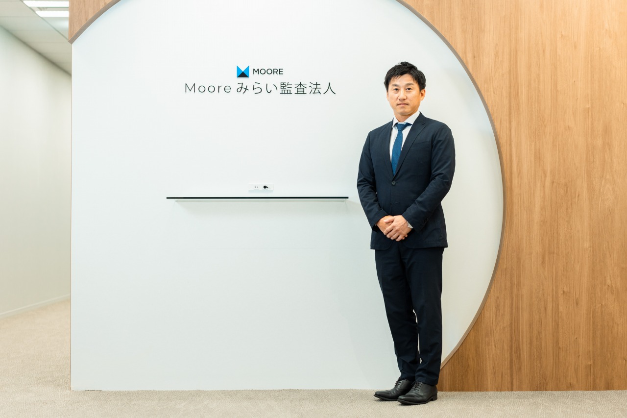 オフィスの受付と執務スペースの内観