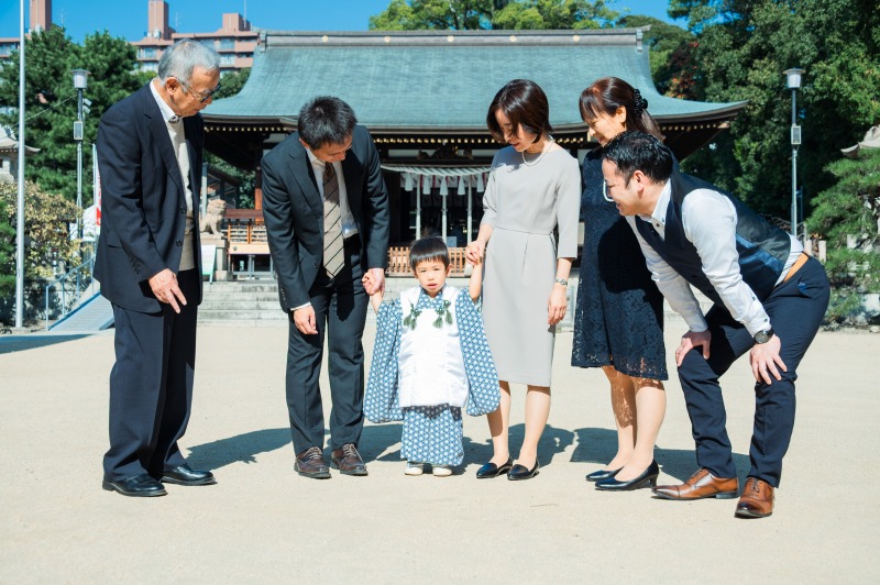 弓弦羽神社 七五三 拝殿前で家族集合ショット 記念写真