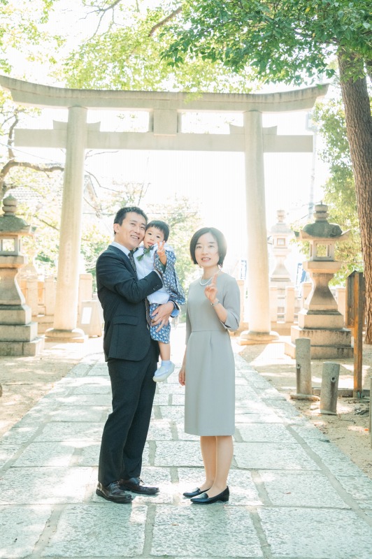 弓弦羽神社 七五三 鳥居前で親子スナップ 自然体の表情