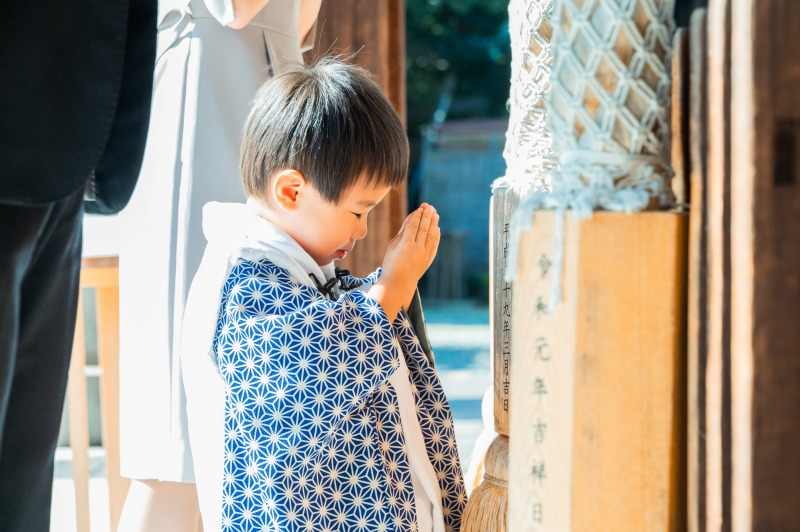 弓弦羽神社 七五三 お参りする子供 うれしい表情