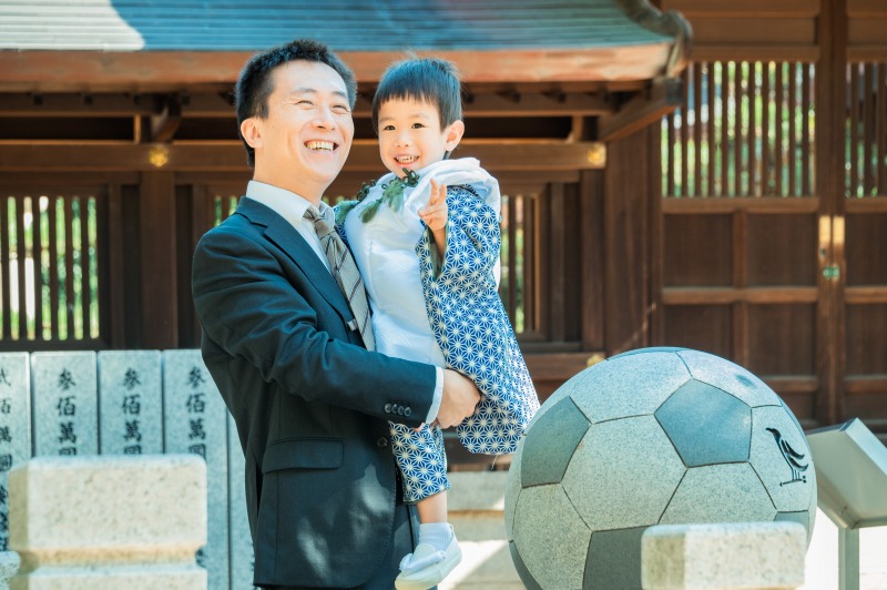 弓弦羽神社 七五三 パパとサッカーボール碑でツーショット