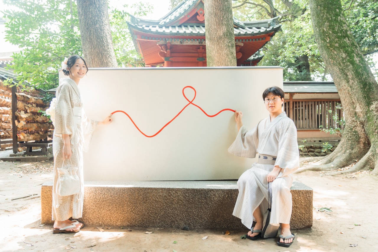 Kawagoe photoshoot couple portrait at a shrine courtyard with ema-themed art display