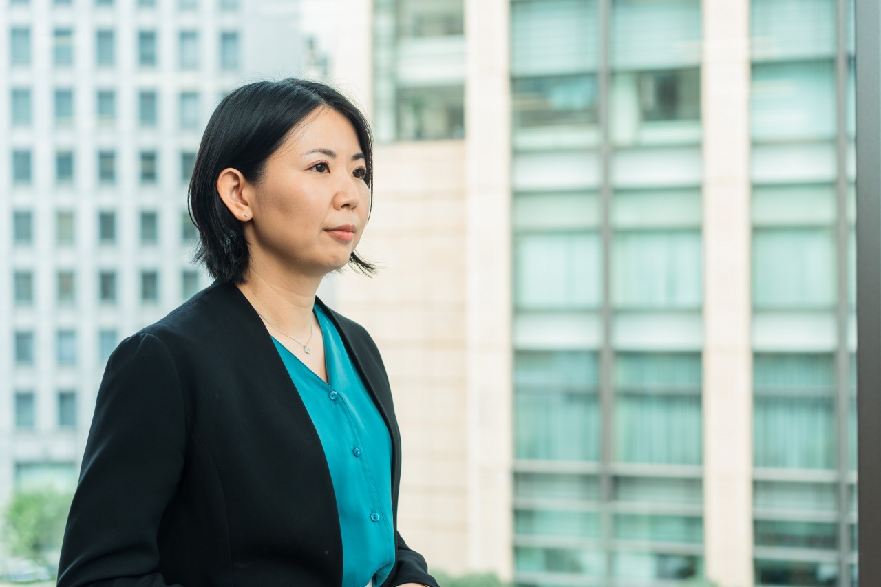 大阪 採用写真 社員ヘッドショット|女性 胸上 高層ビル背景(採用サイト用)