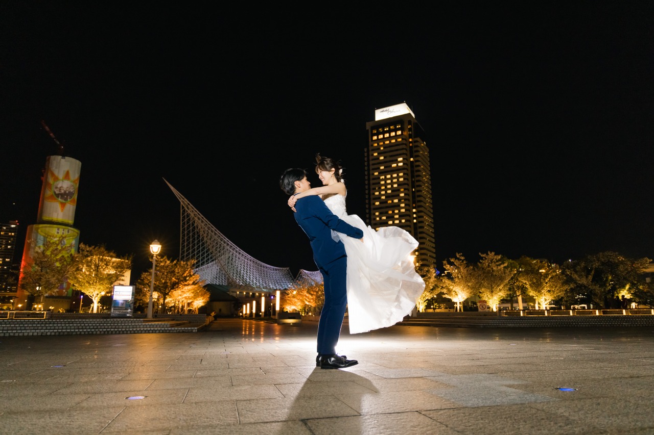Couple lift in a city plaza at night