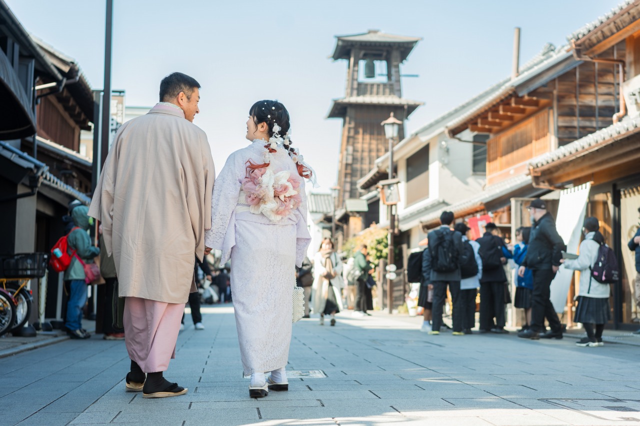 Kawagoe Kurazukuri townscape – couple walking away on Ichiban-gai, daytime
