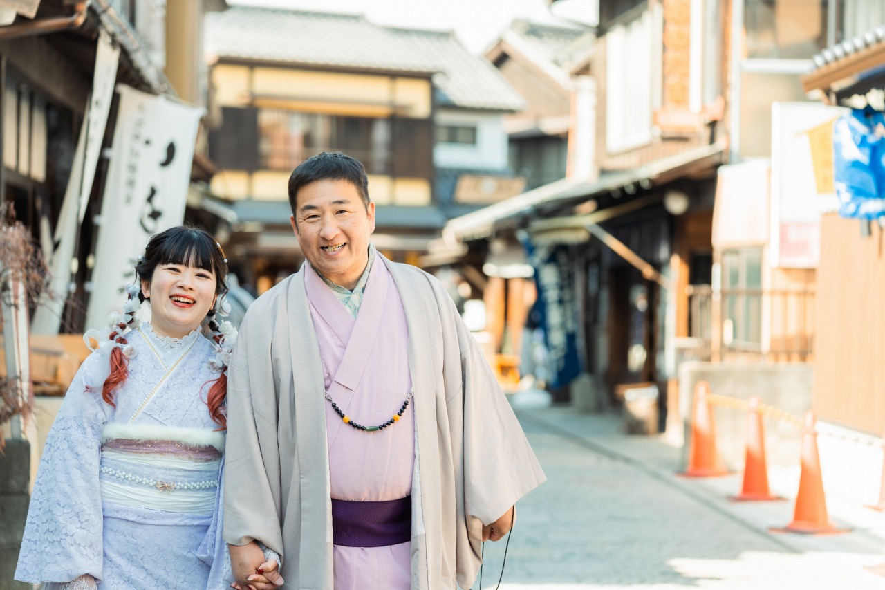 Kurazukuri street portrait in Kawagoe – kimono couple close-up with shopfronts