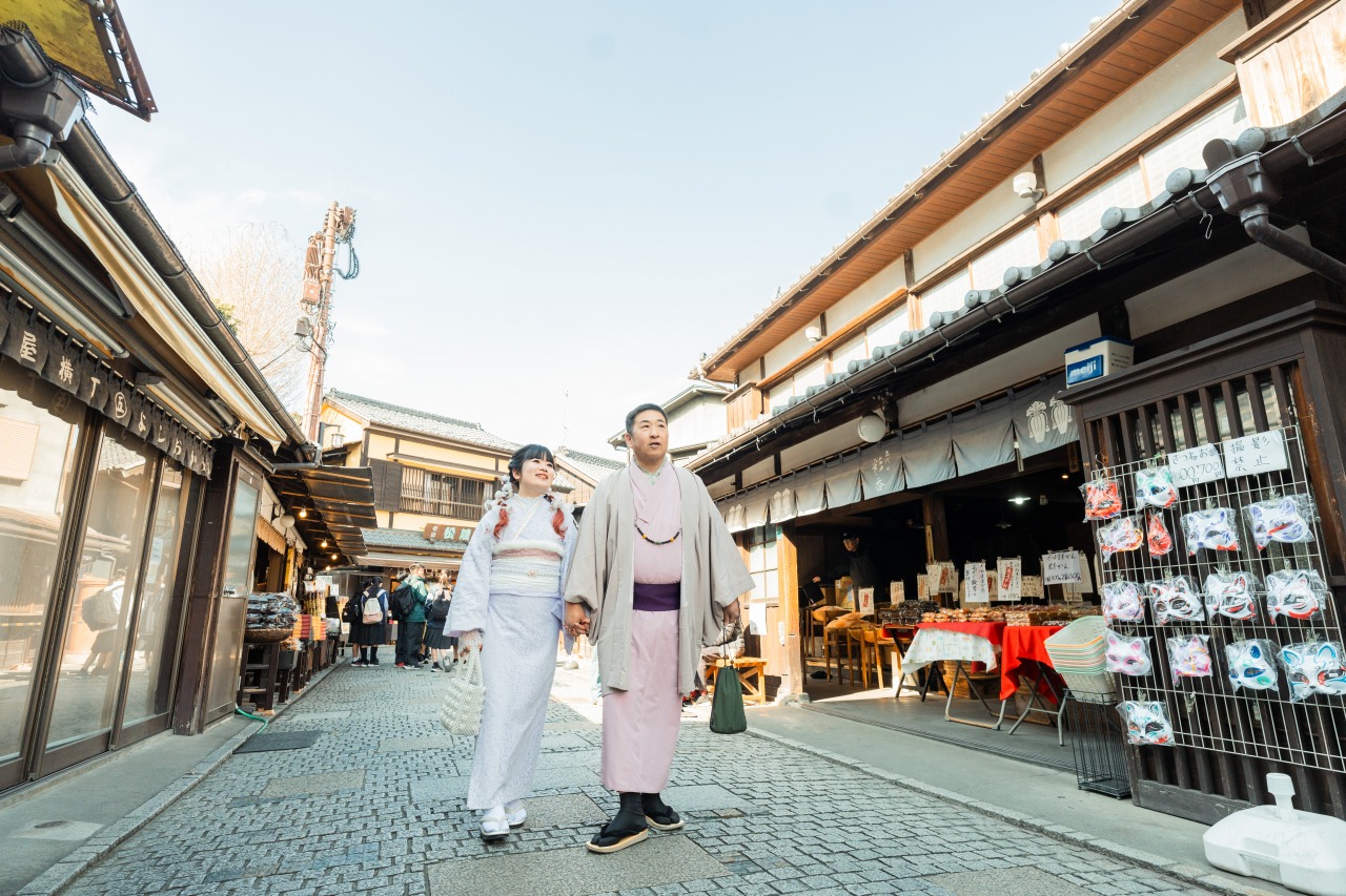 Kawagoe photoshoot kimono couple walking along a wide traditional merchant street