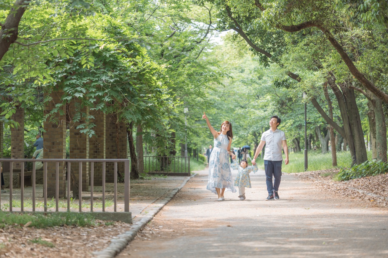Osaka Castle Park tree-lined path – family walking, candid moment