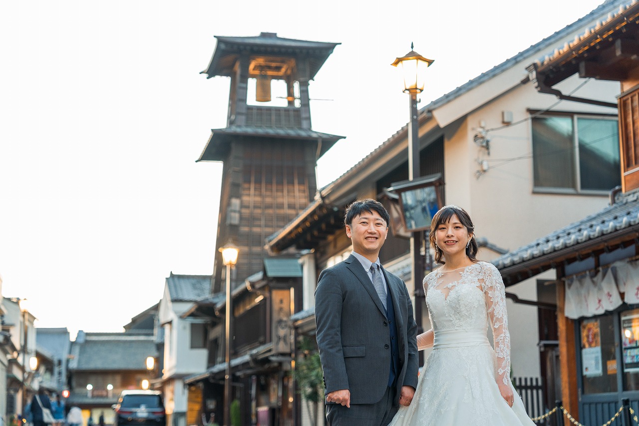 Kawagoe photoshoot bride and groom portrait with Bell Tower in Little Edo at dusk