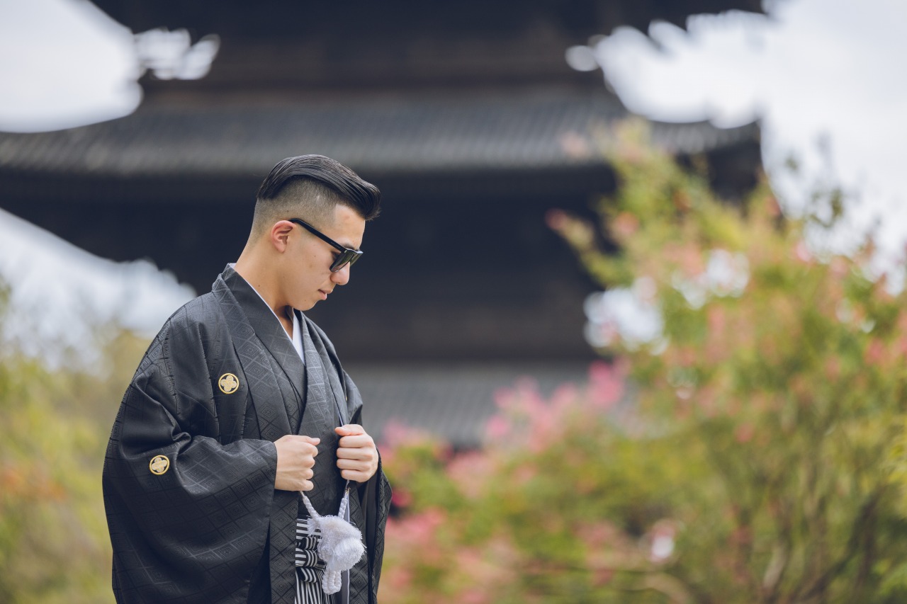 Kyoto photoshooting at temple(man with kimono)