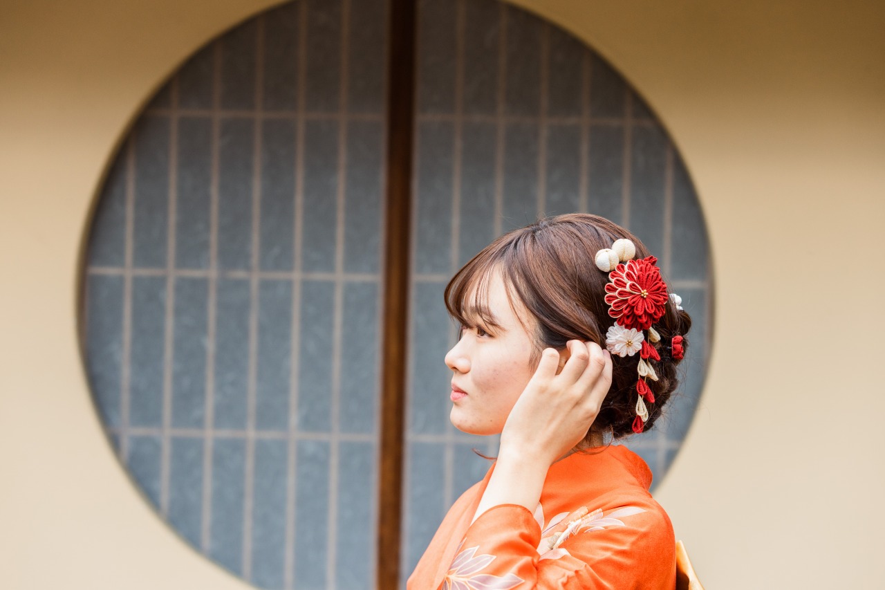 Nara Park kimono close-up – profile beside round window (marumado)