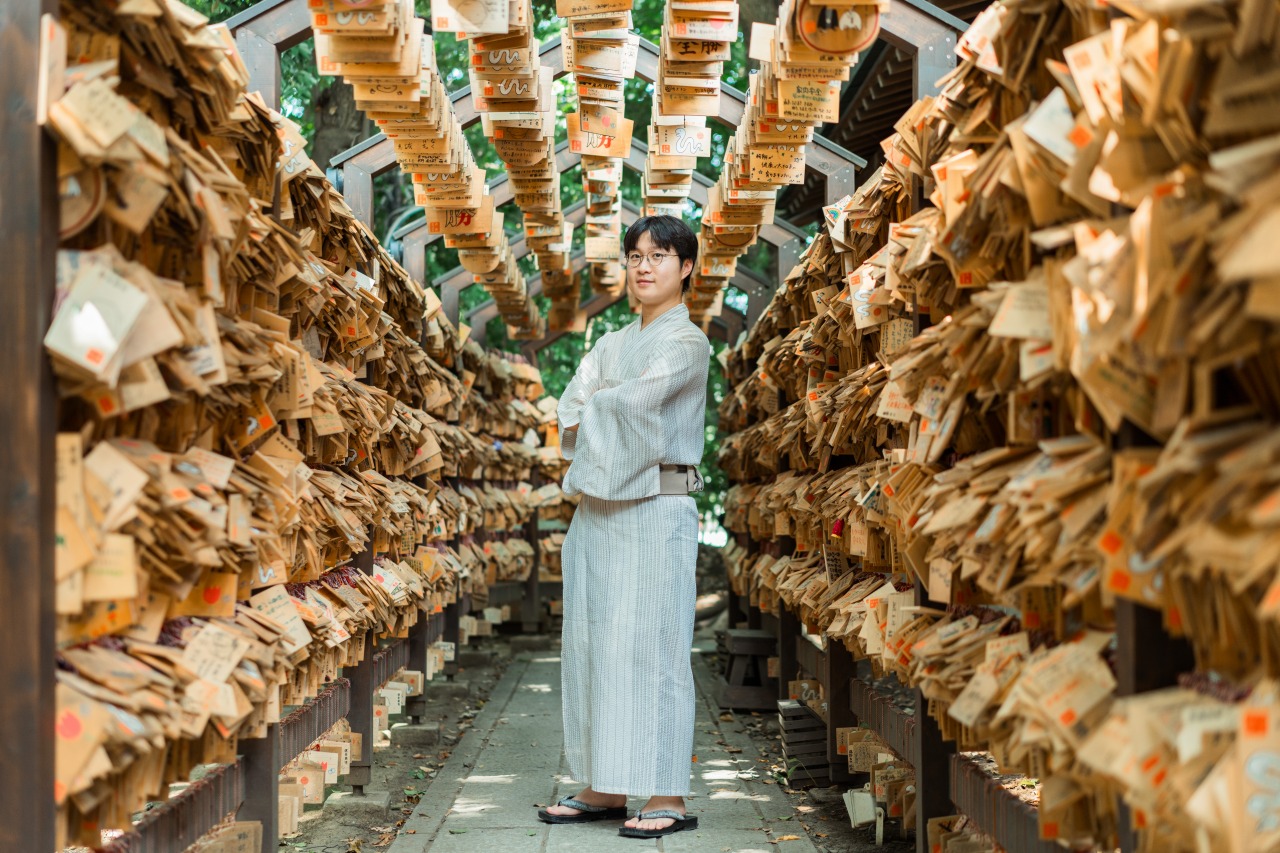 Hikawa Shrine photoshoot – full-length kimono portrait inside ema tunnel