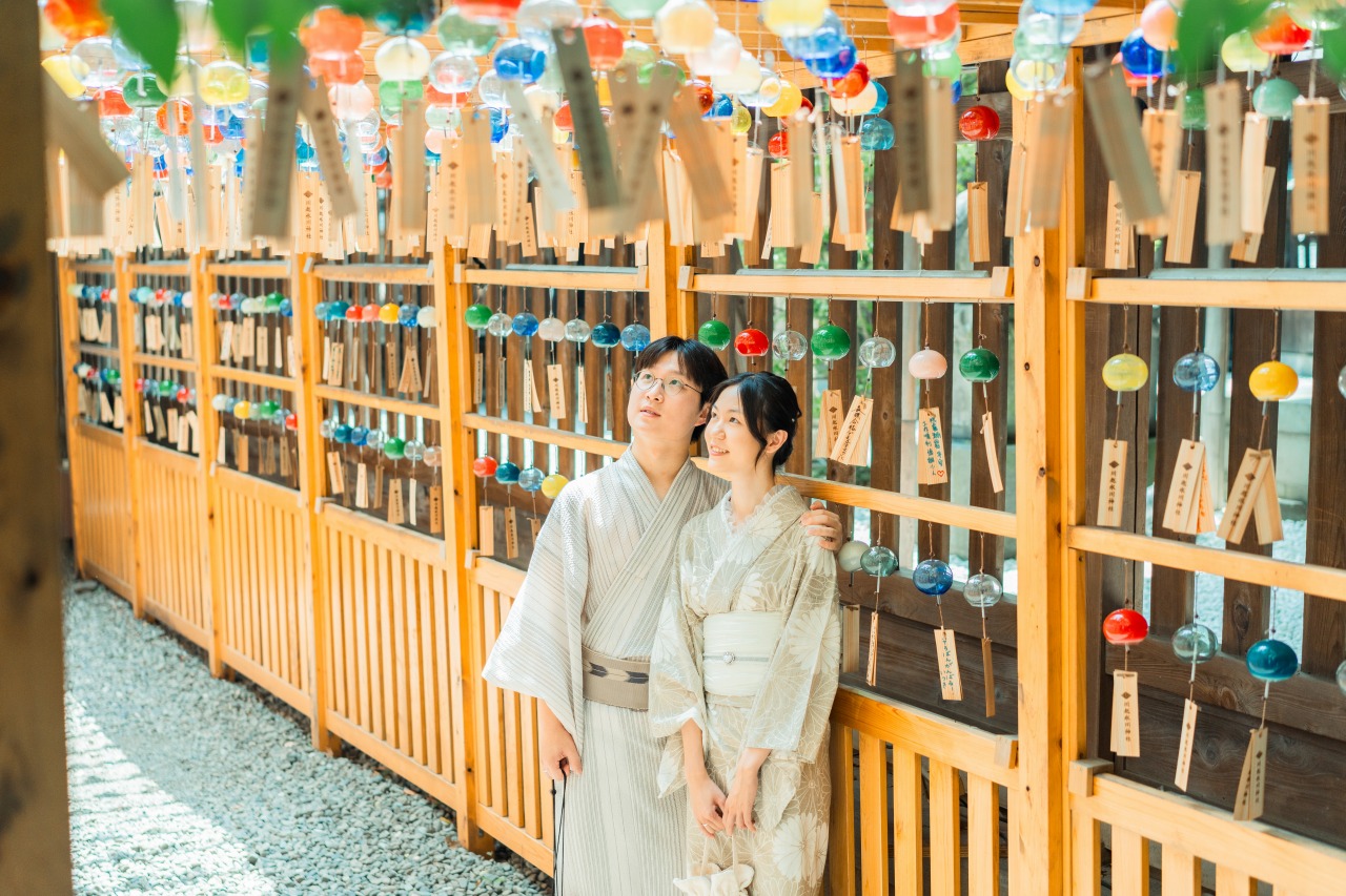 Kawagoe Hikawa Shrine photoshoot – couple by wind-chime corridor with ema tags