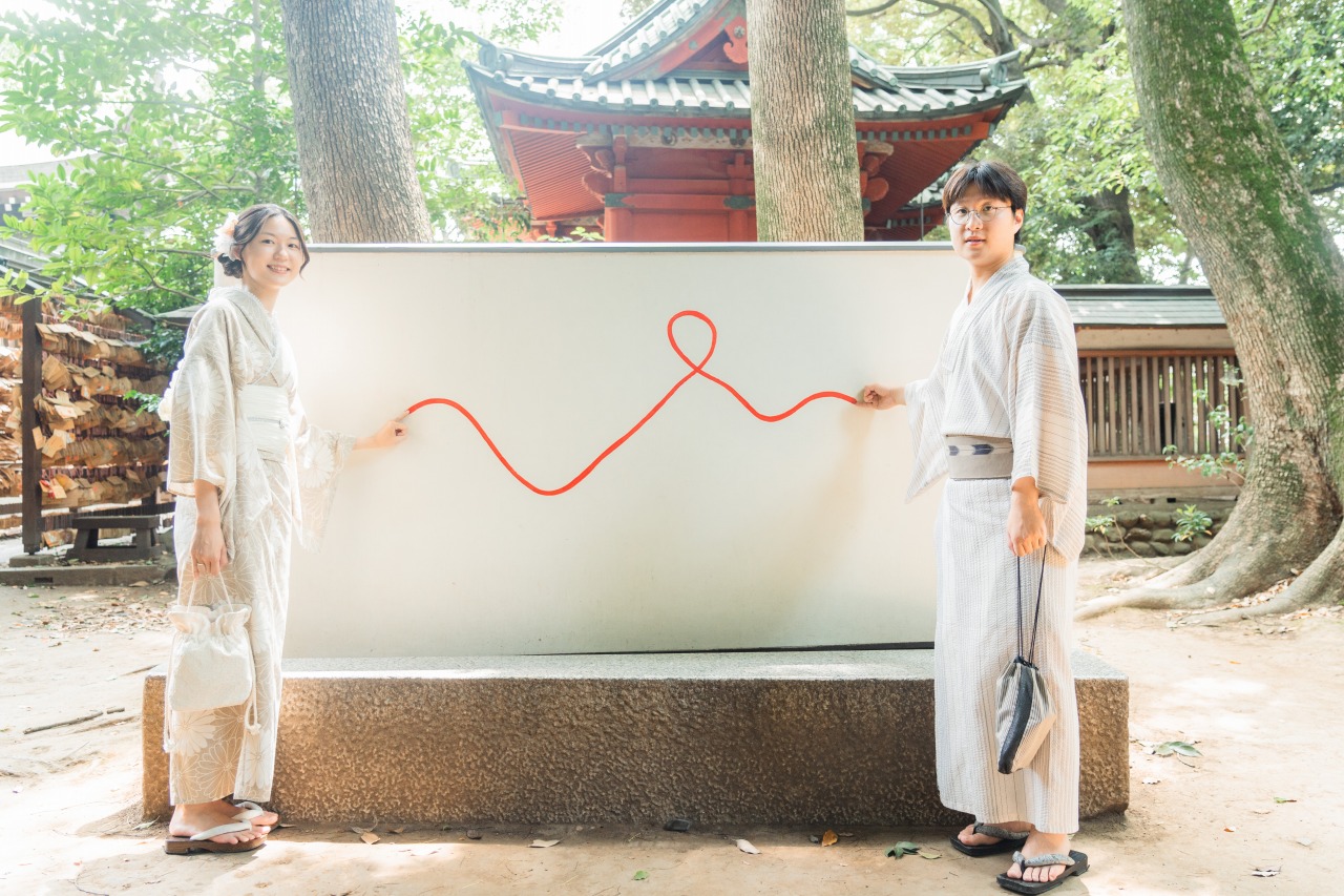 Kawagoe Hikawa Shrine – couple with red string of fate installation