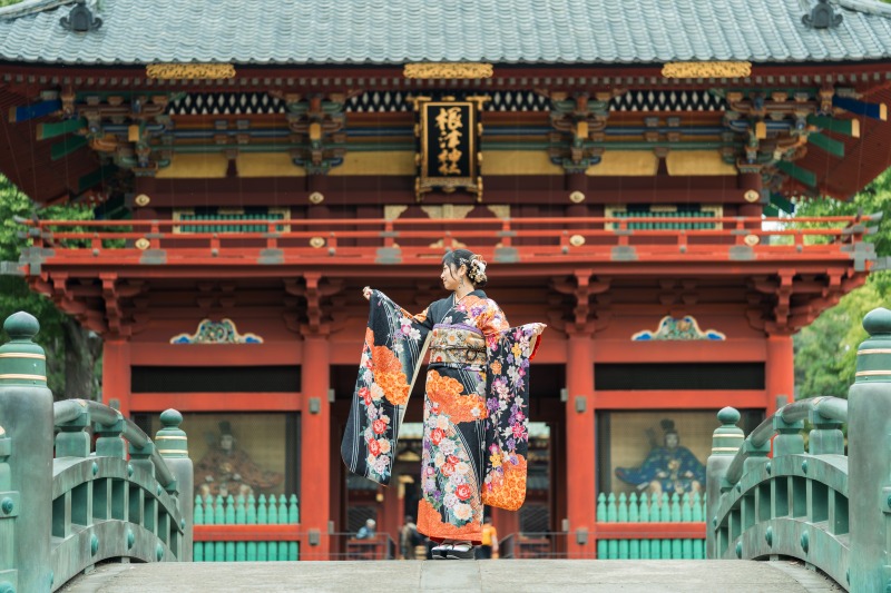 Tokyo shrine photoshoot - kimono portrait at ornate main gate