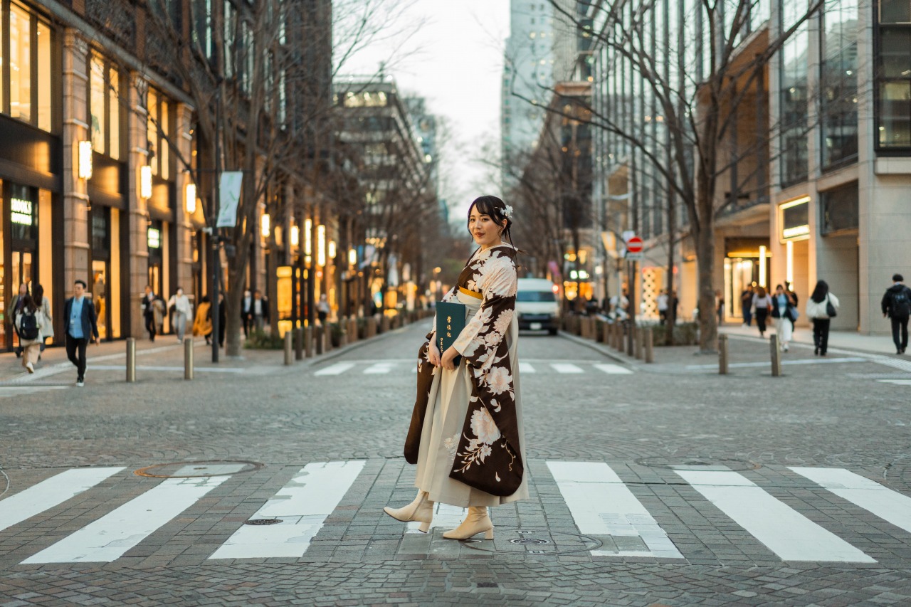 Marunouchi crosswalk portrait – kimono full-body, urban boulevard perspective