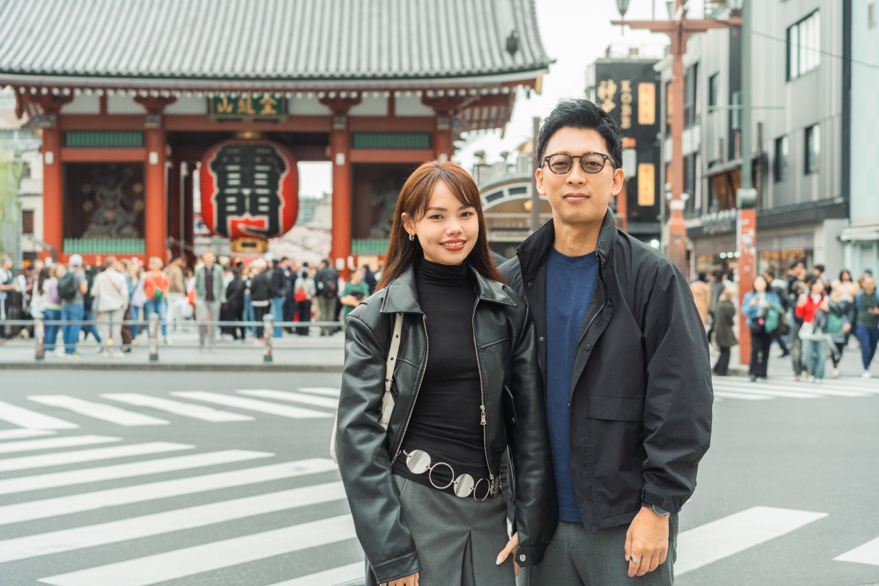 Asakusa Sensoji photoshoot - couple at crosswalk with Kaminarimon Gate