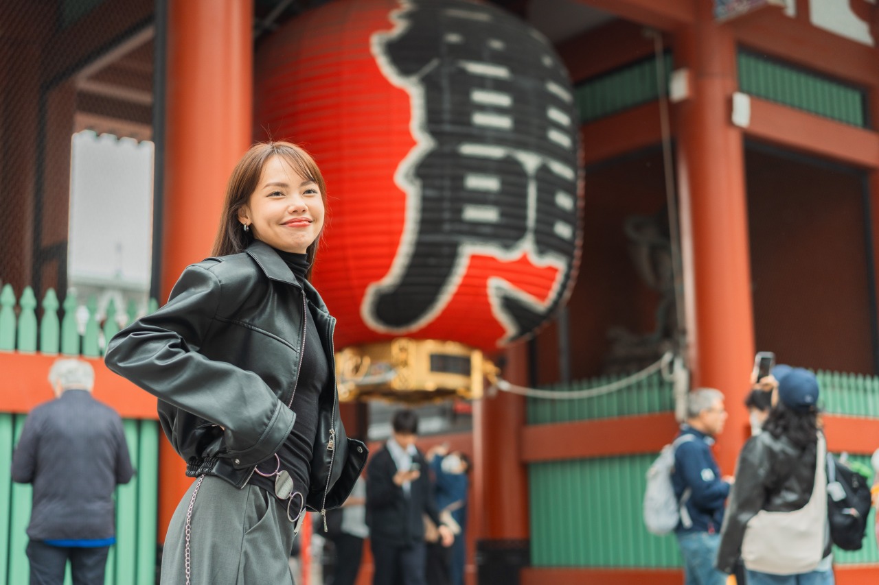 Asakusa Kaminarimon portrait - close-up with giant red lantern