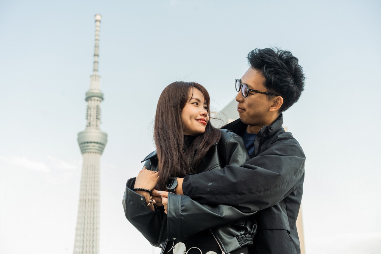 Tokyo Skytree couple photoshoot – hugging pose, daytime skyline
