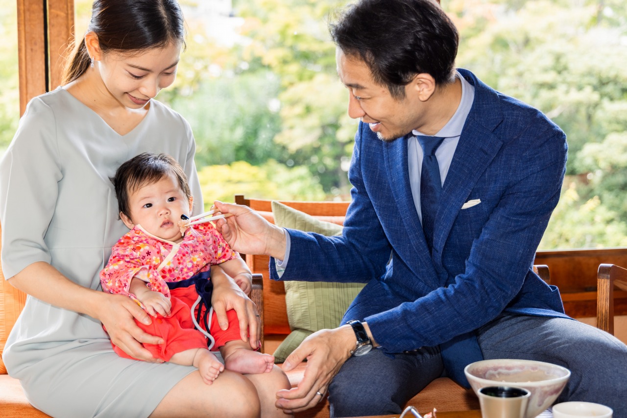 神戸 お食い初め 儀式の様子(箸を赤ちゃんの口元へ当てる真似)