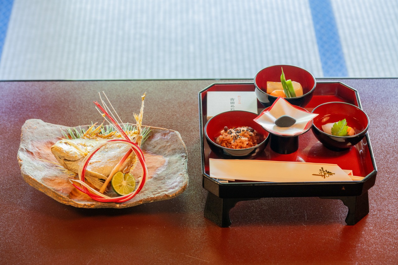 神戸 お食い初め 祝い膳のセッティング 小鯛と器のセット
