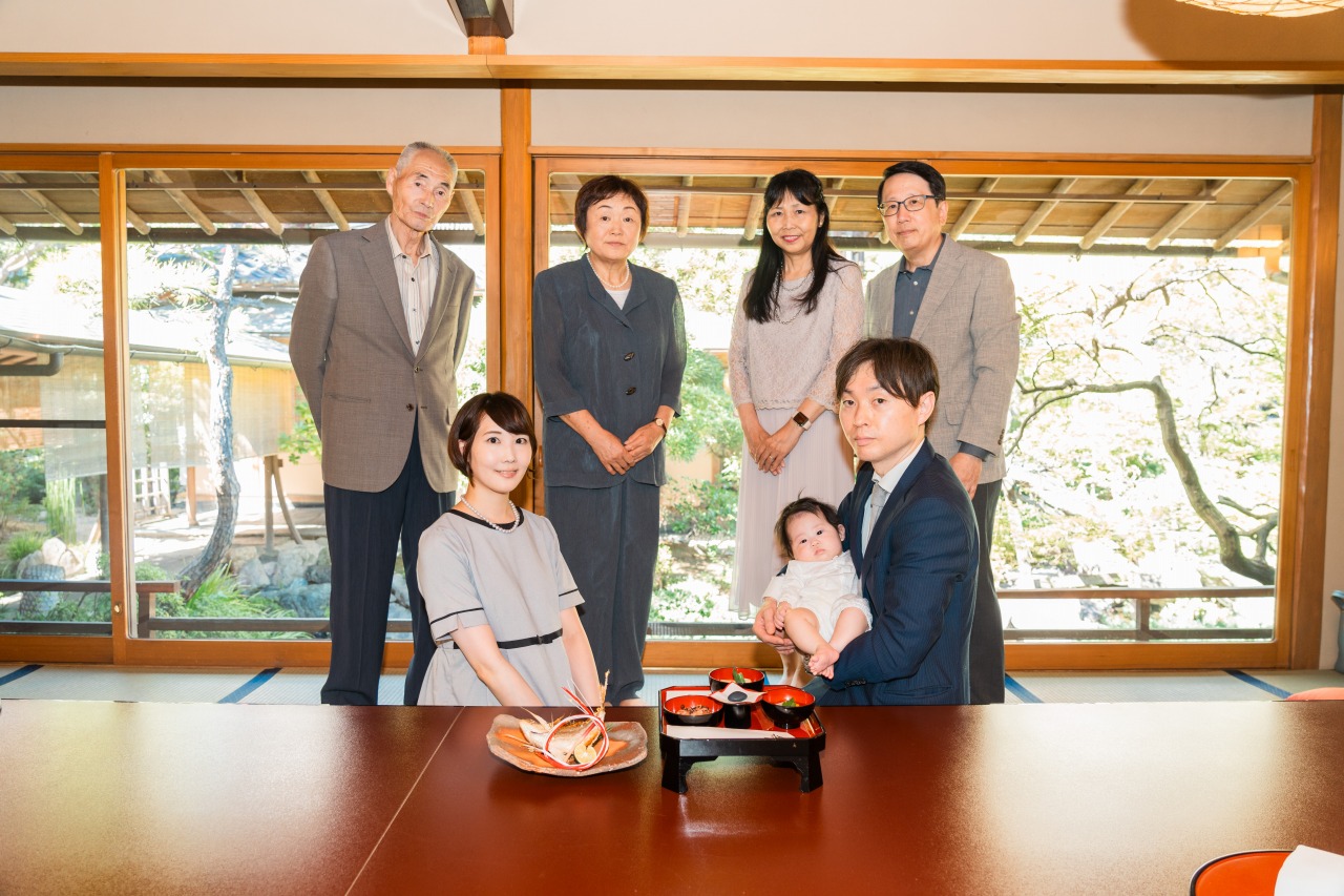 神戸 お食い初め 家族集合写真(個室で三世代の記念ショット)