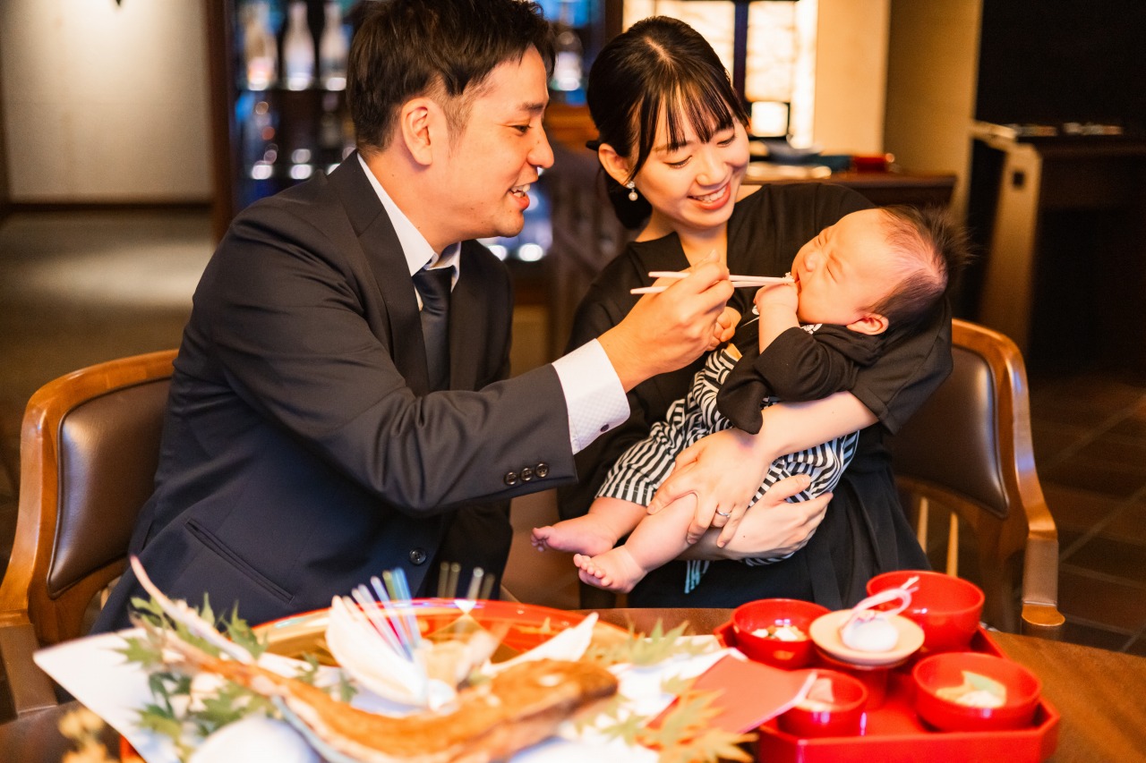 神戸 お食い初め 鯛を前に親子で儀式ショット