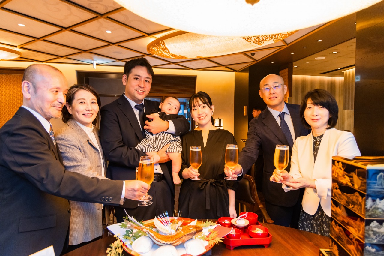 神戸 お食い初め 家族で乾杯ショット