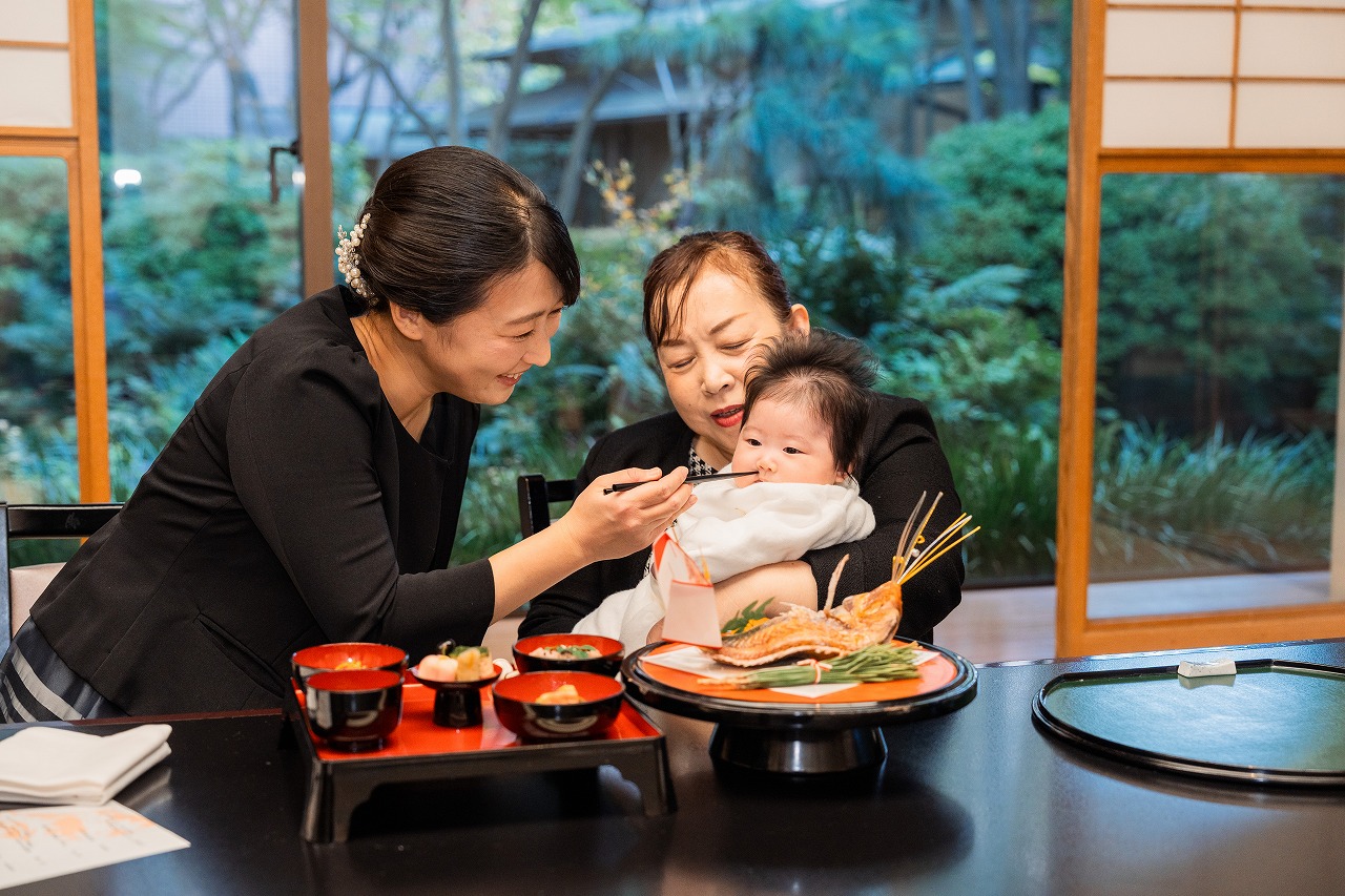 大阪 お食い初め 母が食べさせる瞬間
