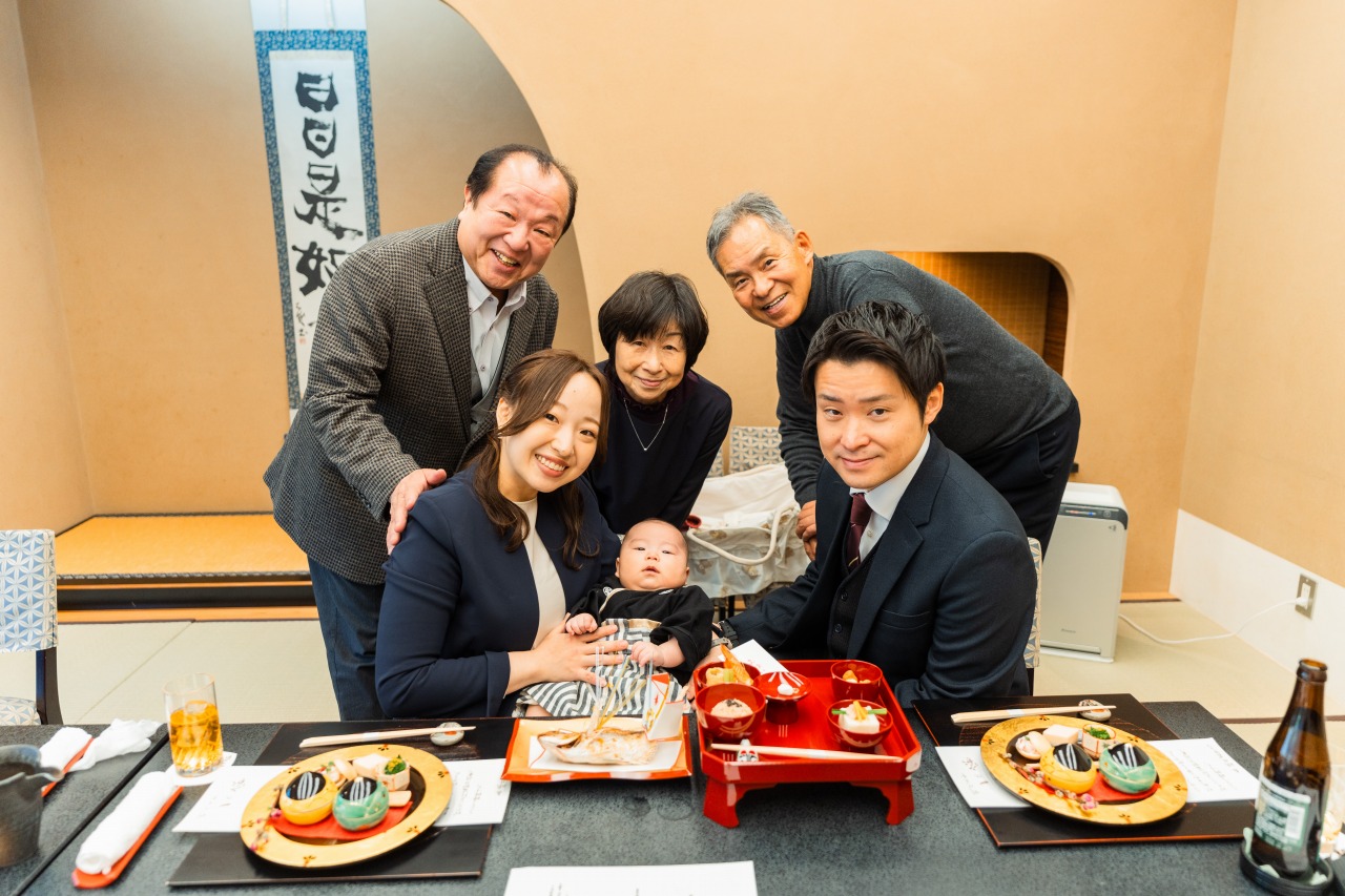 木曽路でのお食い初め集合写真