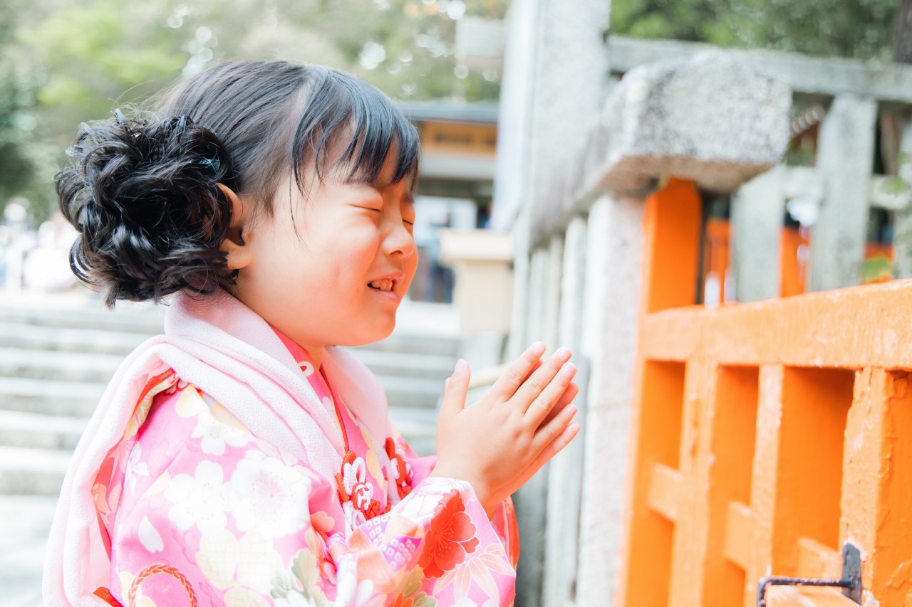 七五三 お参りをする女の子