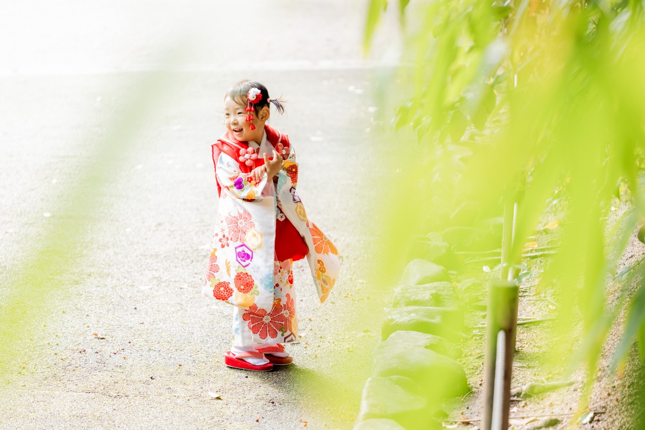 下鴨神社の木立に立つ七五三の女の子