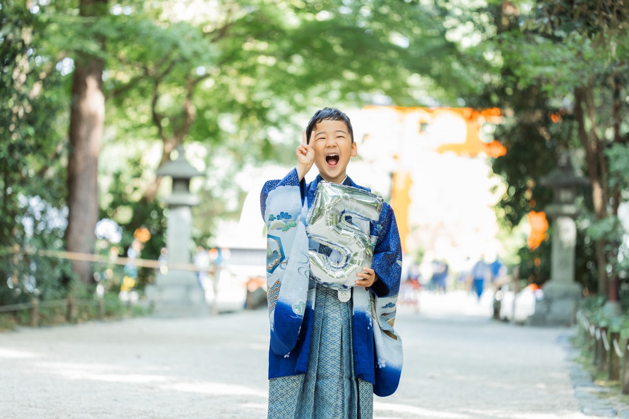 七五三 5のバルーンを持つ男の子 写真