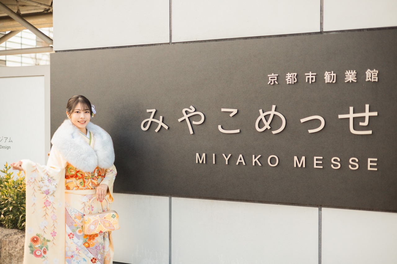 みやこめっせ 成人式前撮り 看板前の和装ポートレート 岡崎公園