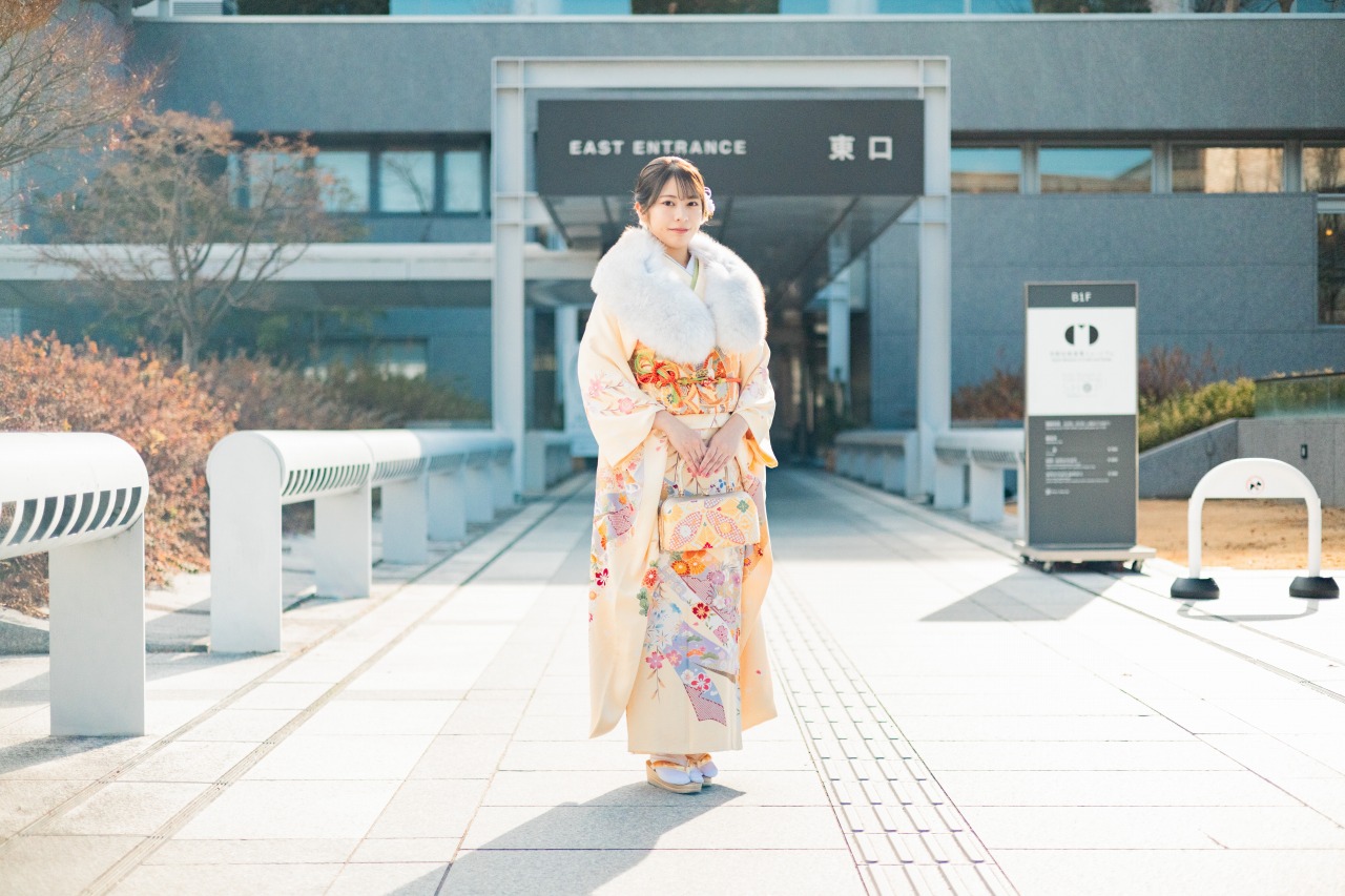 岡崎公園 成人式前撮り 美術館前の広場で振袖ポートレート