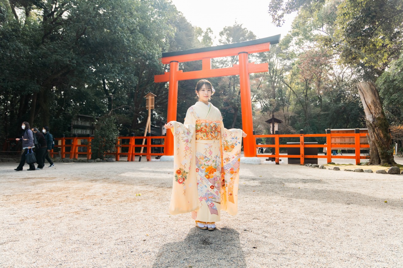 下鴨神社 成人式前撮り 大鳥居前で振袖正面ポートレート