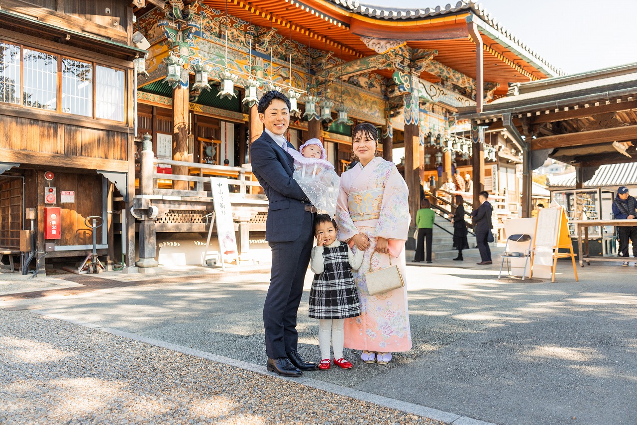 中山寺 お宮参り 祖父母と赤ちゃん 境内の石畳 やわらかな光