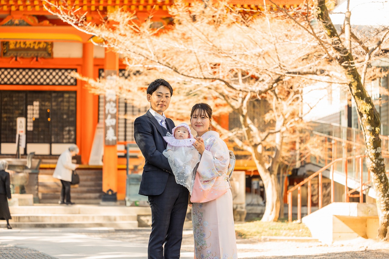 中山寺 お宮参り パパママと赤ちゃん 桜の木の前 春色の背景で優しい光