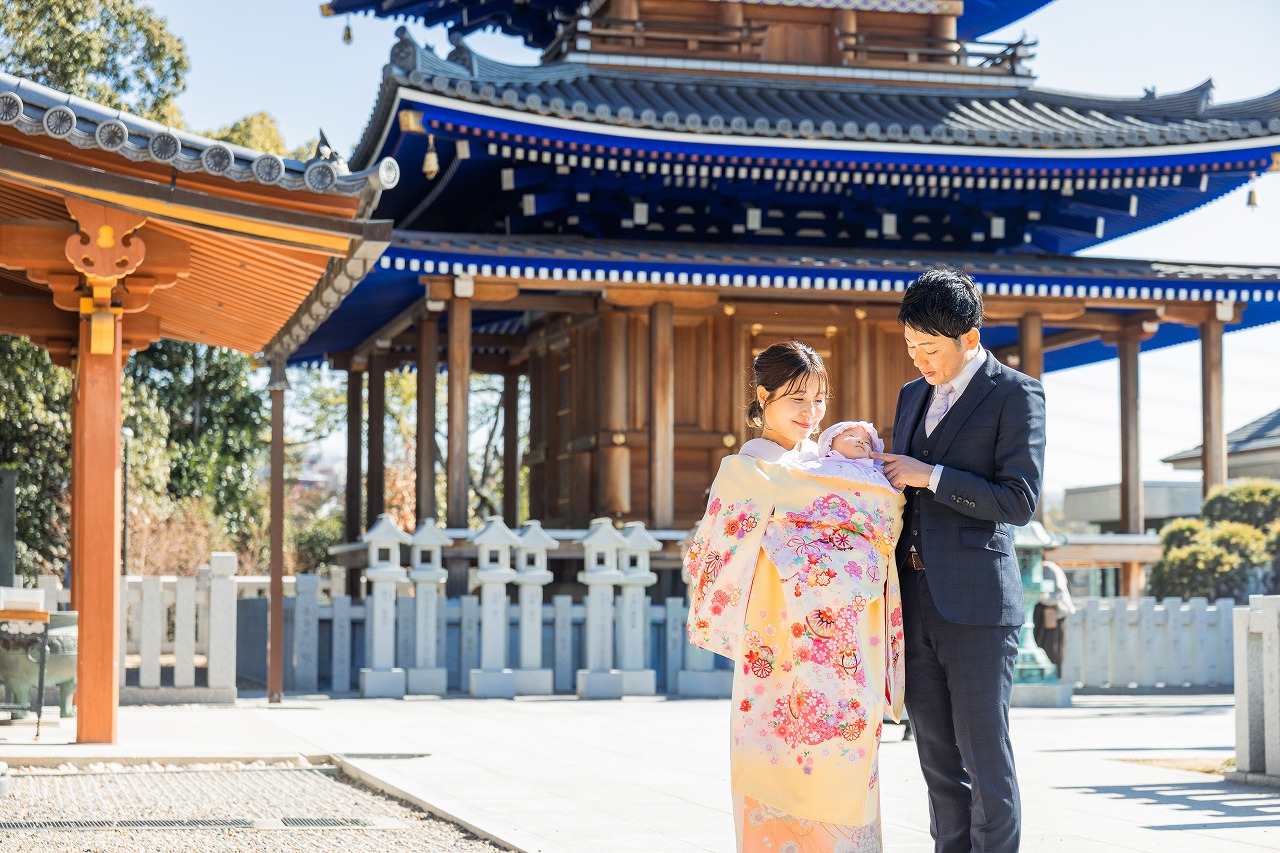 中山寺 お宮参り パパママと赤ちゃん 五十塔前で