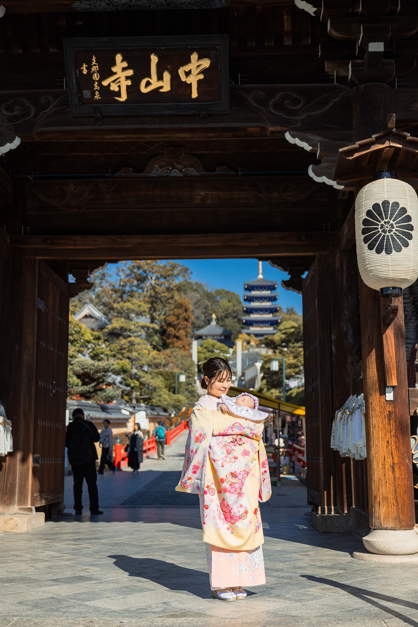 中山寺 お宮参り ママと赤ちゃん 山門フレーム 五重塔を背景に奥行きのある参道