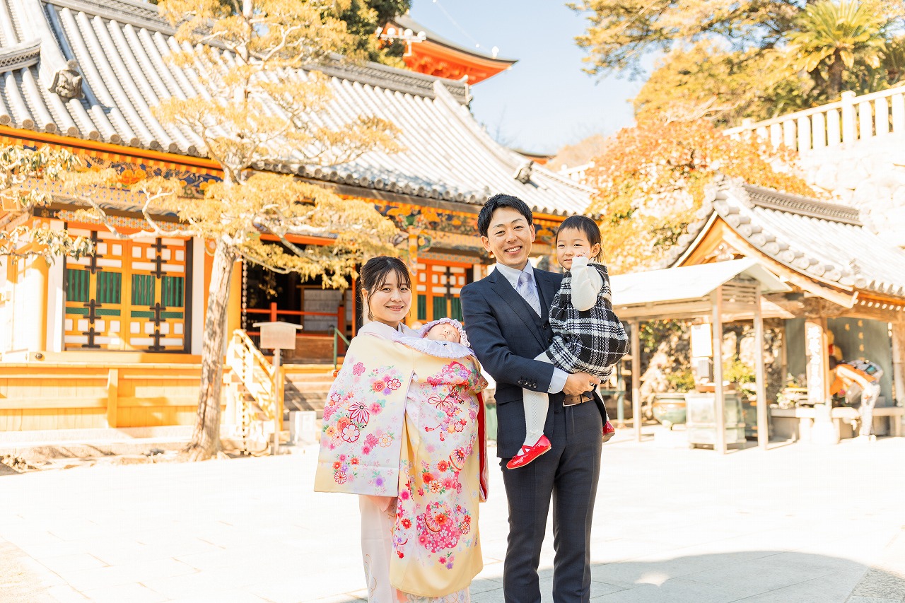 中山寺 お宮参り パパママと赤ちゃん 境内の本堂前 朱色の伽藍と青空で華やか