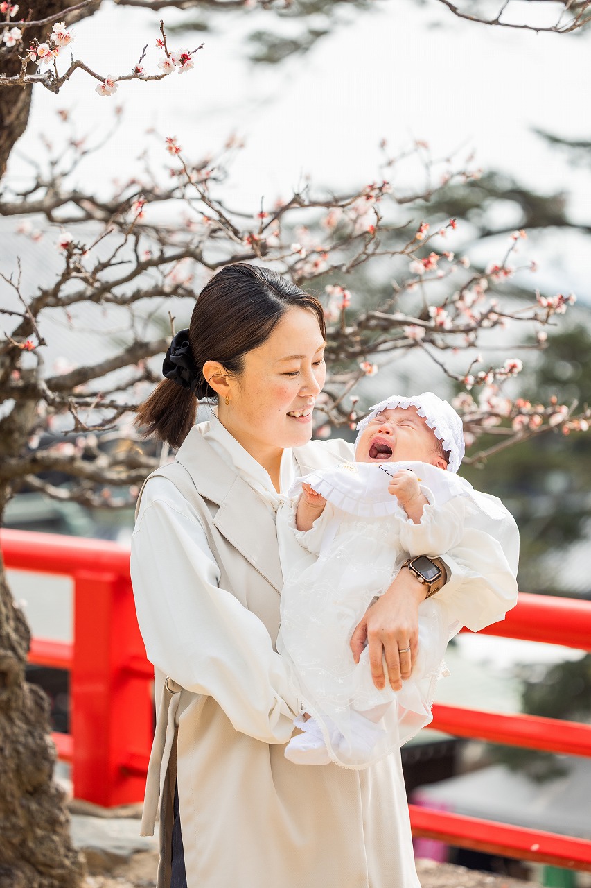中山寺 お宮参り写真 桜を背景に 母子写真