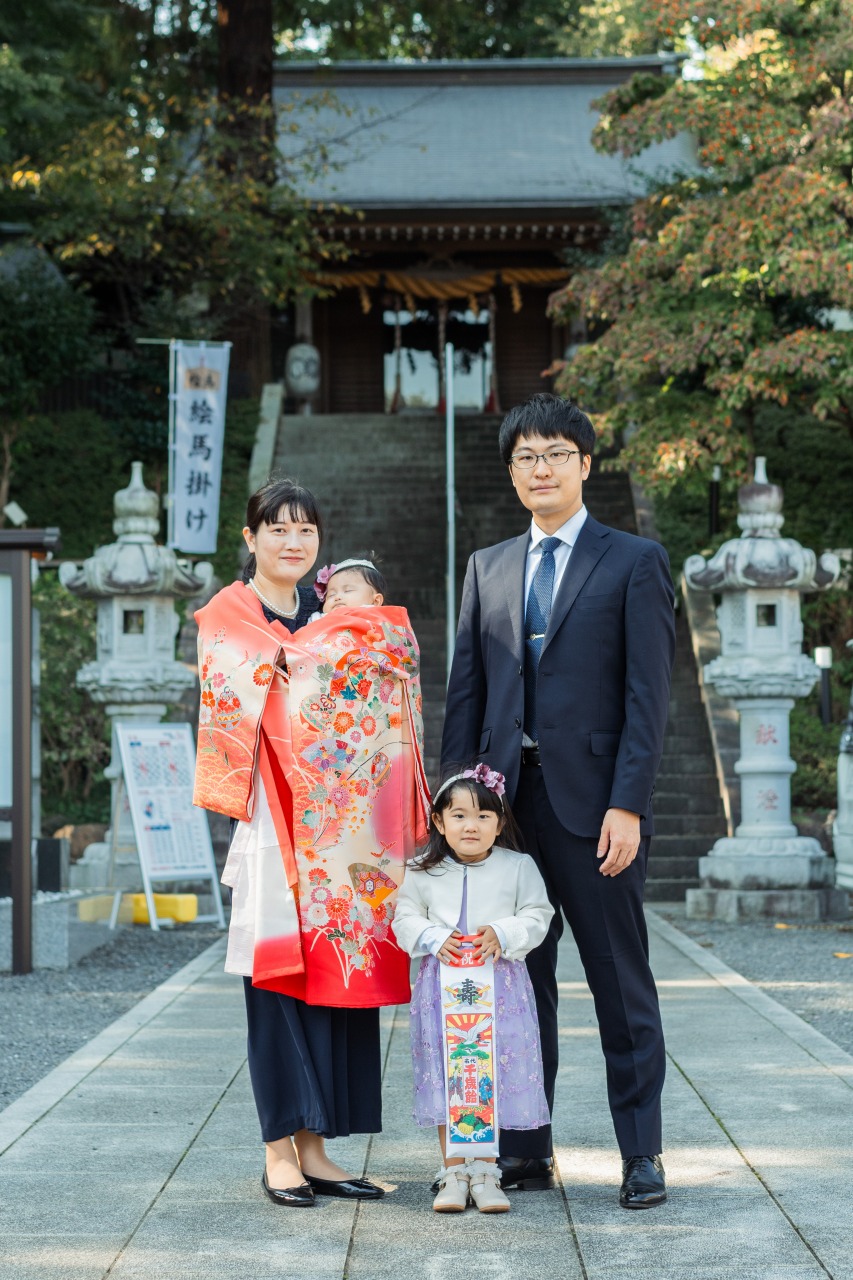中氷川神社の参道で七五三の親子記念写真