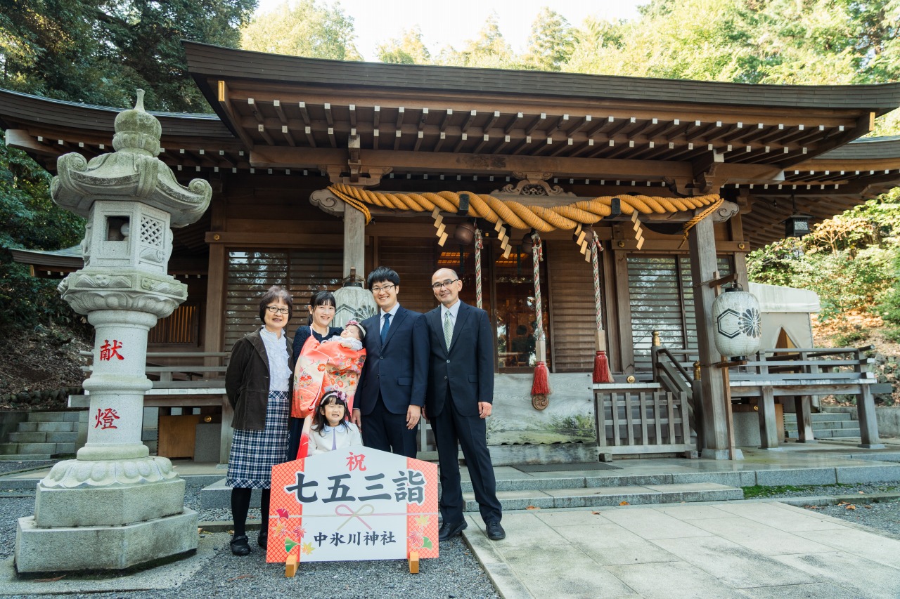 中氷川神社の本殿前で七五三集合写真