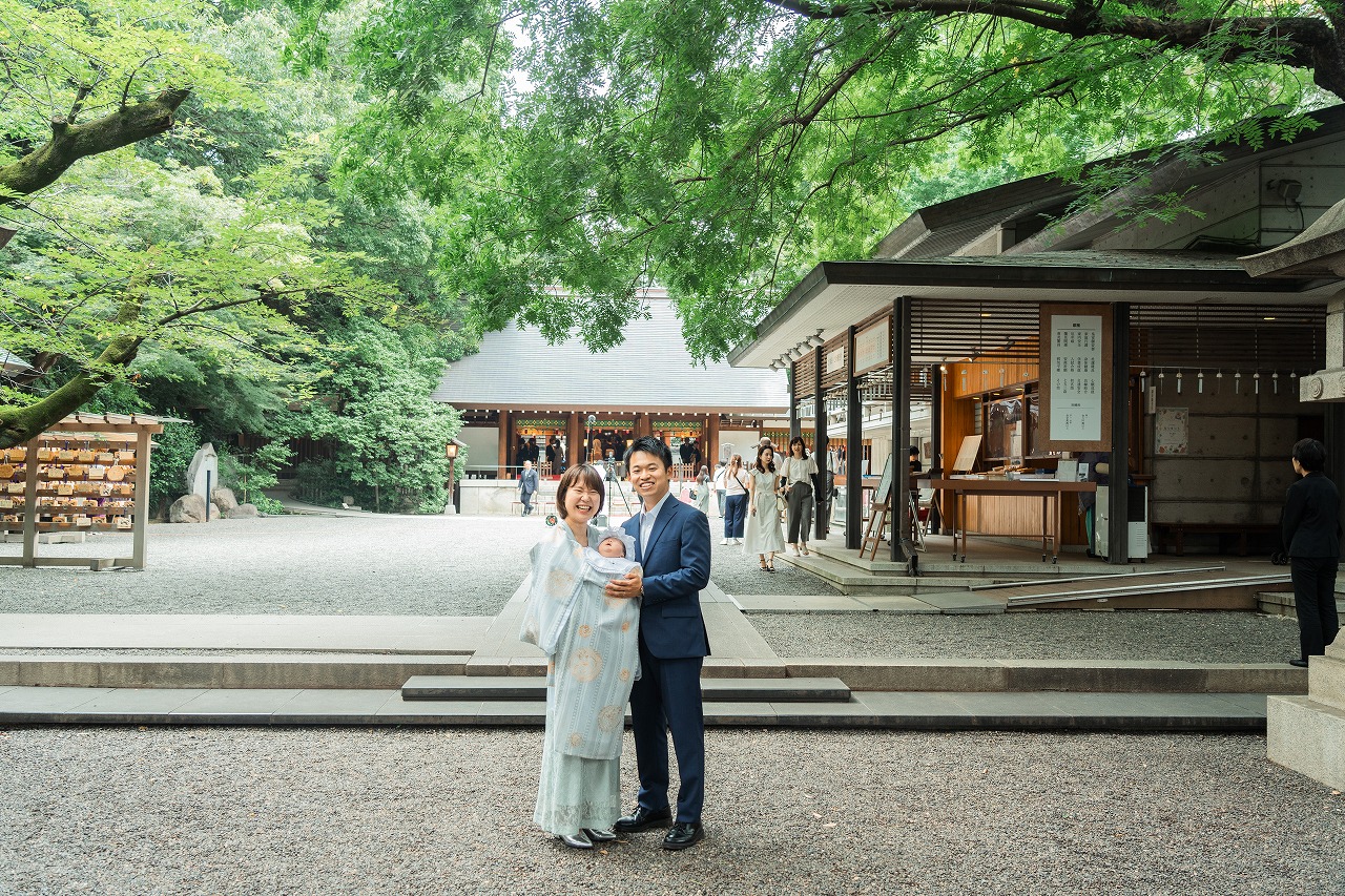 乃木神社 お宮参り 緑に囲まれた境内で並ぶ家族の全身写真